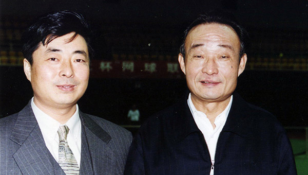 时任人大常委会委员长，中央政治局委员常委、国务院副总理吴邦国亲切接见通光集团党委书记张强