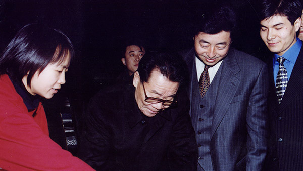时任中央政治局常委、全国政协主席李瑞环亲切接见通光集团党委书记张强